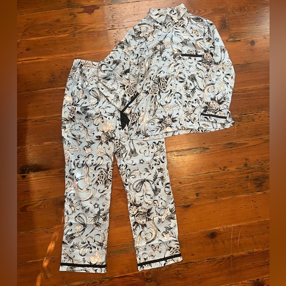 Victoria’s Secret Satin PJ Set - Picture 1 of 10